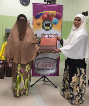 Penyampaian Hadiah Ulangtahun Staff MTT & Sumbangan Menyambung Pengajian Anak Staff MTT